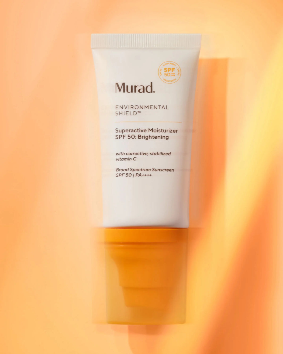 Dagelijkse SPF 50 die de huid beschermt, hydrateert en bestaande pigmentatie zichtbaar corrigeert.