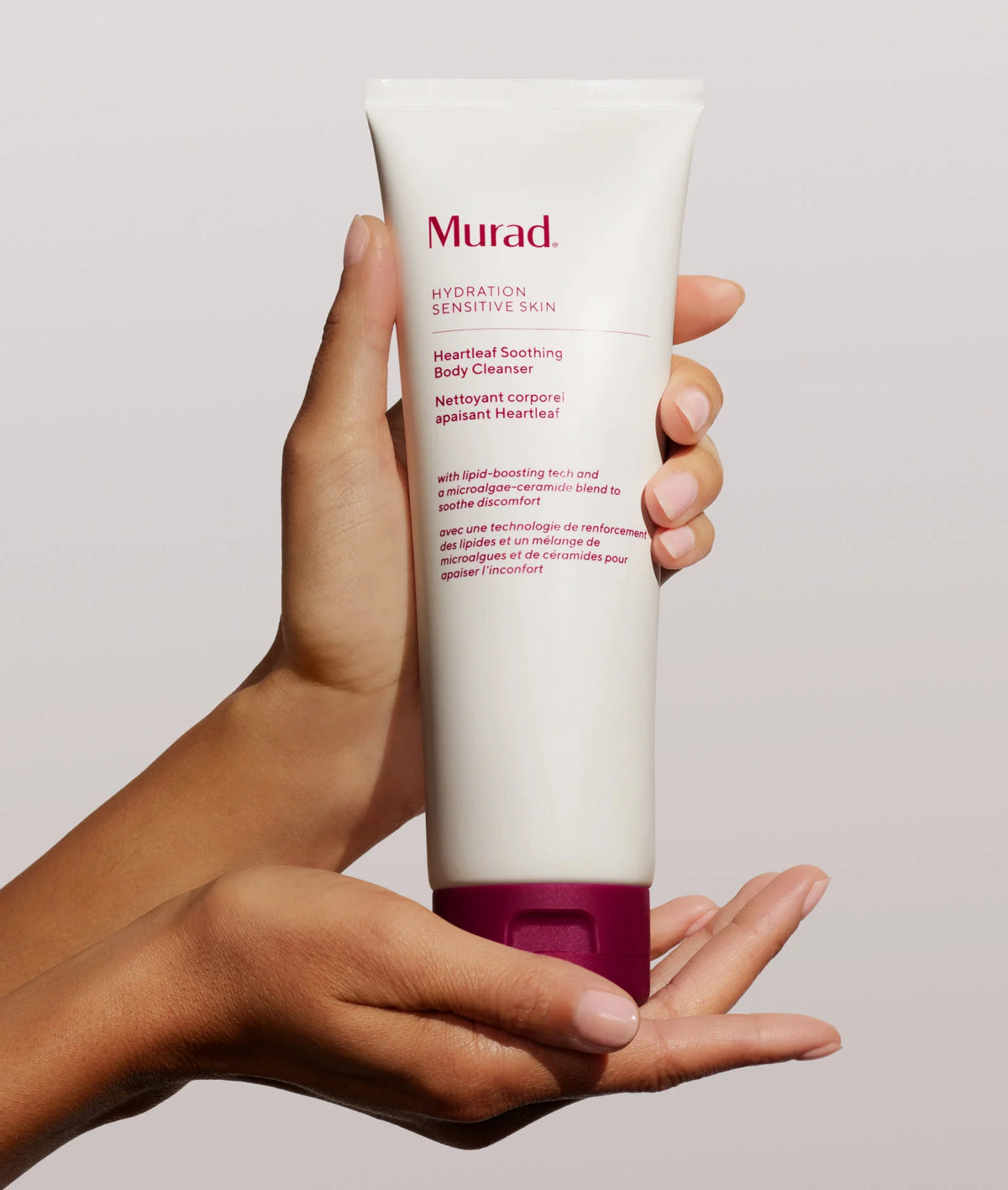 Een barrièrevriendelijke body cleanser die vuil verwijdert zonder de gevoelige huid uit te drogen.