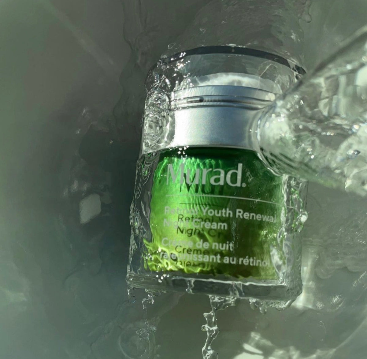 Een intens hydraterende retinolcrème die rimpels vermindert en de huid verstevigt.