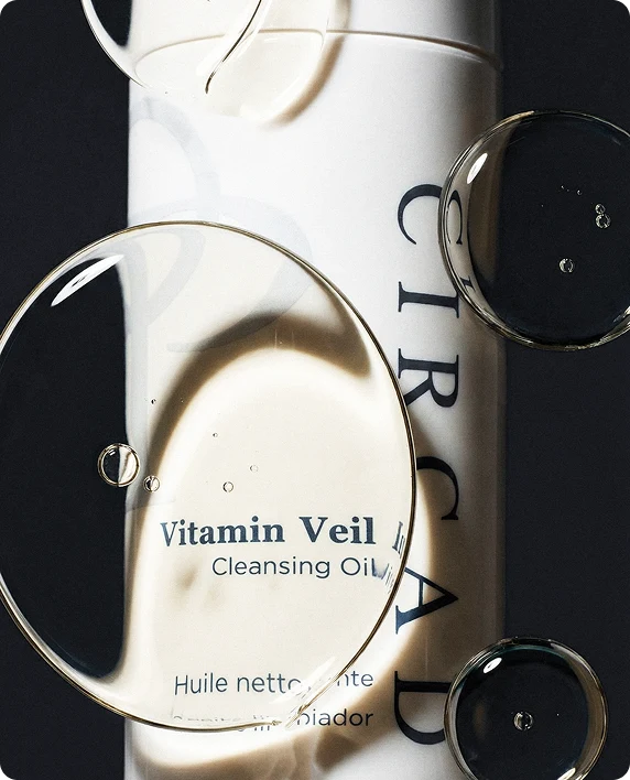 Een voedende oil cleanser die onzuiverheden verwijdert en de huidbarrière beschermt.